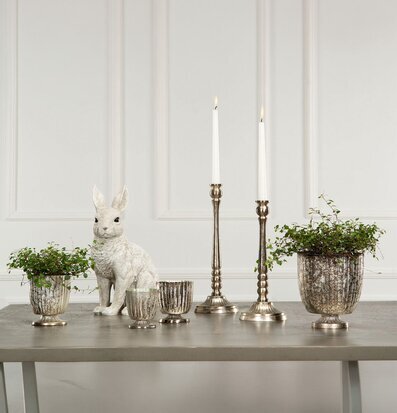 Foto: Stilleben med krukor, ljusstakar och kaninfigur