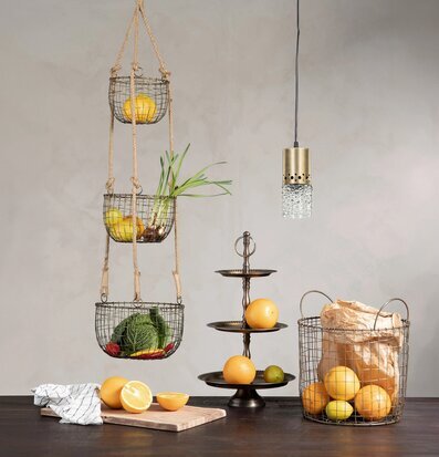 Foto: Hängande nätkorgar i kök med frukt och grönt