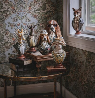 Foto: Djurbyster på glasbord vid fönsterhörn inredning