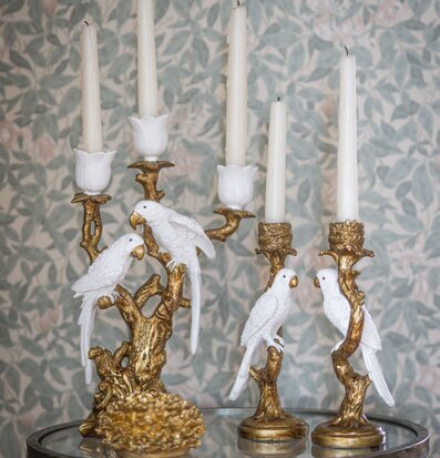 Foto: Ljusstakar med vita fåglar i guldfärgad metall