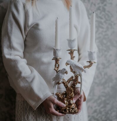 Foto: Dekorativ trearmad ljusstake med fåglar på gren