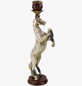 Foto: Dekorativ ljusstake med stegrande hästfigur