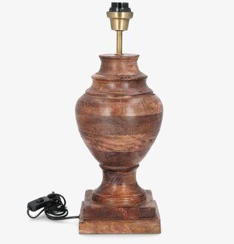 Foto: Brun lampfot i trä med mässingsstång vit bakgrund