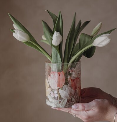 Foto: Krackelerad glaslykta med tulpanmönster vårblommor