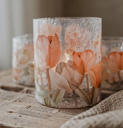 Foto: Krackelerad glaslykta med tulpaner och ljus