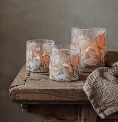 Foto: Tre glaslyktor med tulpanmönster på träbord