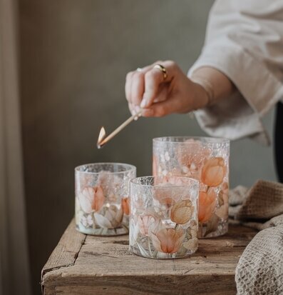 Foto: Glaslyktor med tulpanmönster på träbordet