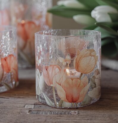 Foto: Krackelerad glaslykta med tulpaner och ljus