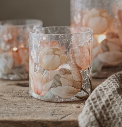 Foto: Glaslyktor med tulpanmotiv och varm belysning