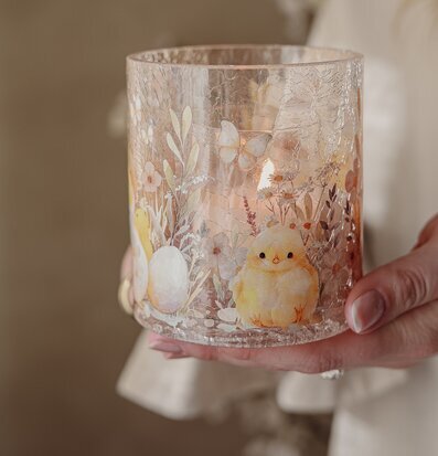 Foto på påskljuslykta i krackelerat glas, tänt ljus