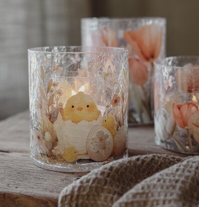 Bild: Påskljuslykta i krackelerat glas på bordet