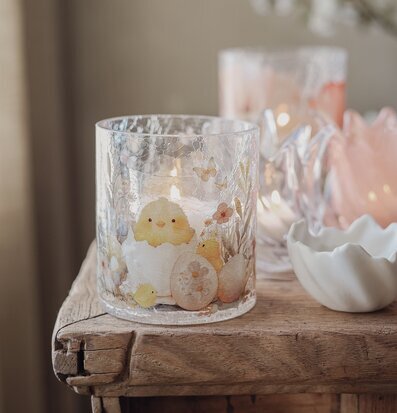 Foto: Påskljuslykta i krackelerat glas på bordet