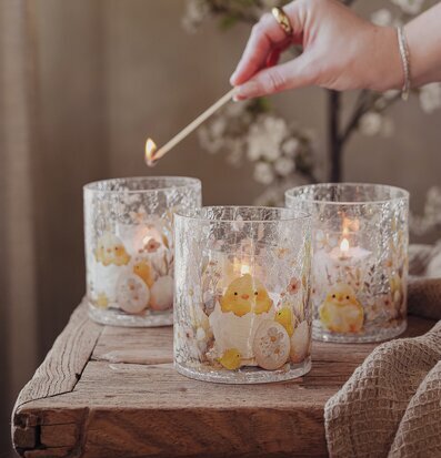 Foto: Påskljuslyktor i glas med kycklingmotiv, bord