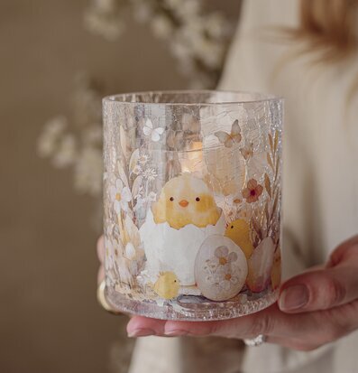 Foto: Påskljuslykta i krackelerat glas med kyckling