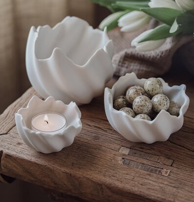 Foto: Vita äggskålsskålar, värmeljus och tulpaner
