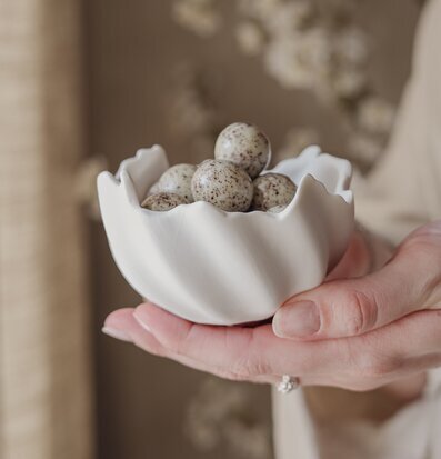 Foto: Äggskalsformad skål med prickiga ägg i hand