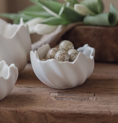 Foto: Äggskål i keramik med prickiga ägg och tulpaner