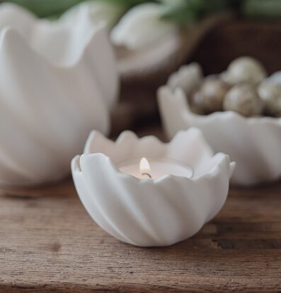 Foto: Vit keramikskål med värmeljus och påskägg