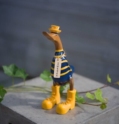 Foto: Träanka med gul hatt på betongpiedestal