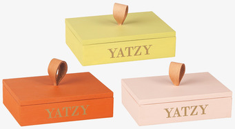 Foto: Tre färgade trälådor med YATZY-tryck vit bakgrund
