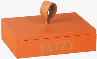 Foto: Orange trälåda med läderhandtag och texten