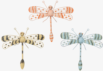 Foto: Tre trollsländor i hamrad plåt på vit bakgrund