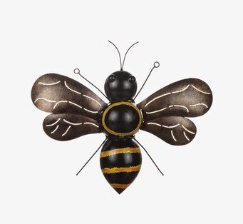 Foto: Humla väggdekoration i hamrad plåt, vit bakgrund