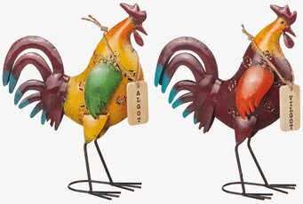 Foto: Två dekorativa tuppfigurer i metall på vit bakgrund