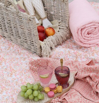 Foto: Strandpicknick med korg, plädar och frukt