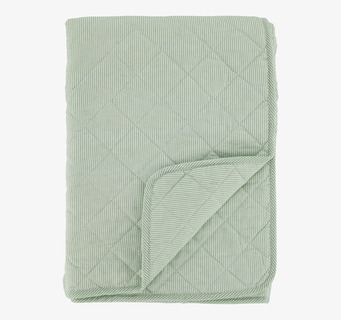 Foto: Grönvit quiltad pläd med rand- och rombmönster