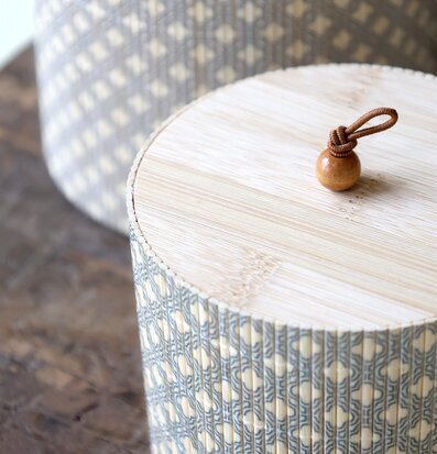 Bild: Rund förvaringsask med trälock och snoddknopp