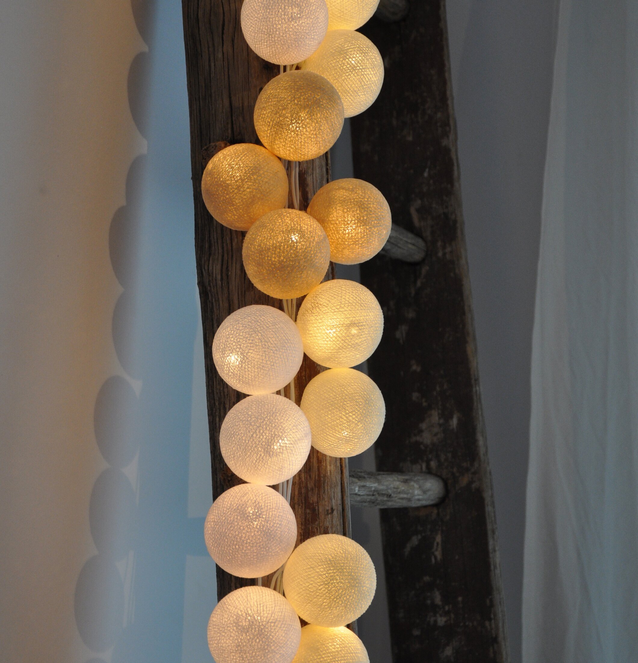 Bild av ljusslinga som skapar varm och inbjudande atmosfär