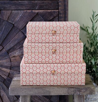 Foto: Staplade förvaringsaskar i korallrosa mönster