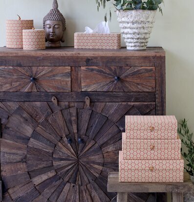 Foto av rustik skänk med korallfärgade askar hylla