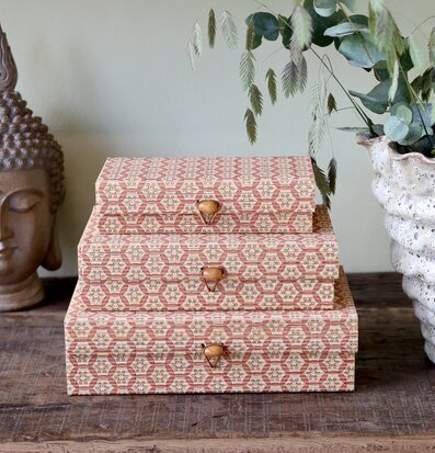 Foto: Mönstrade förvaringsaskar på mörkt träbord