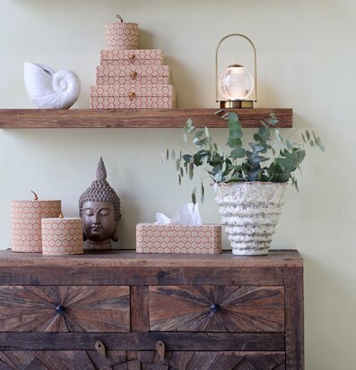 Foto: Förvaringsaskar på träbyrå med lampa och växt