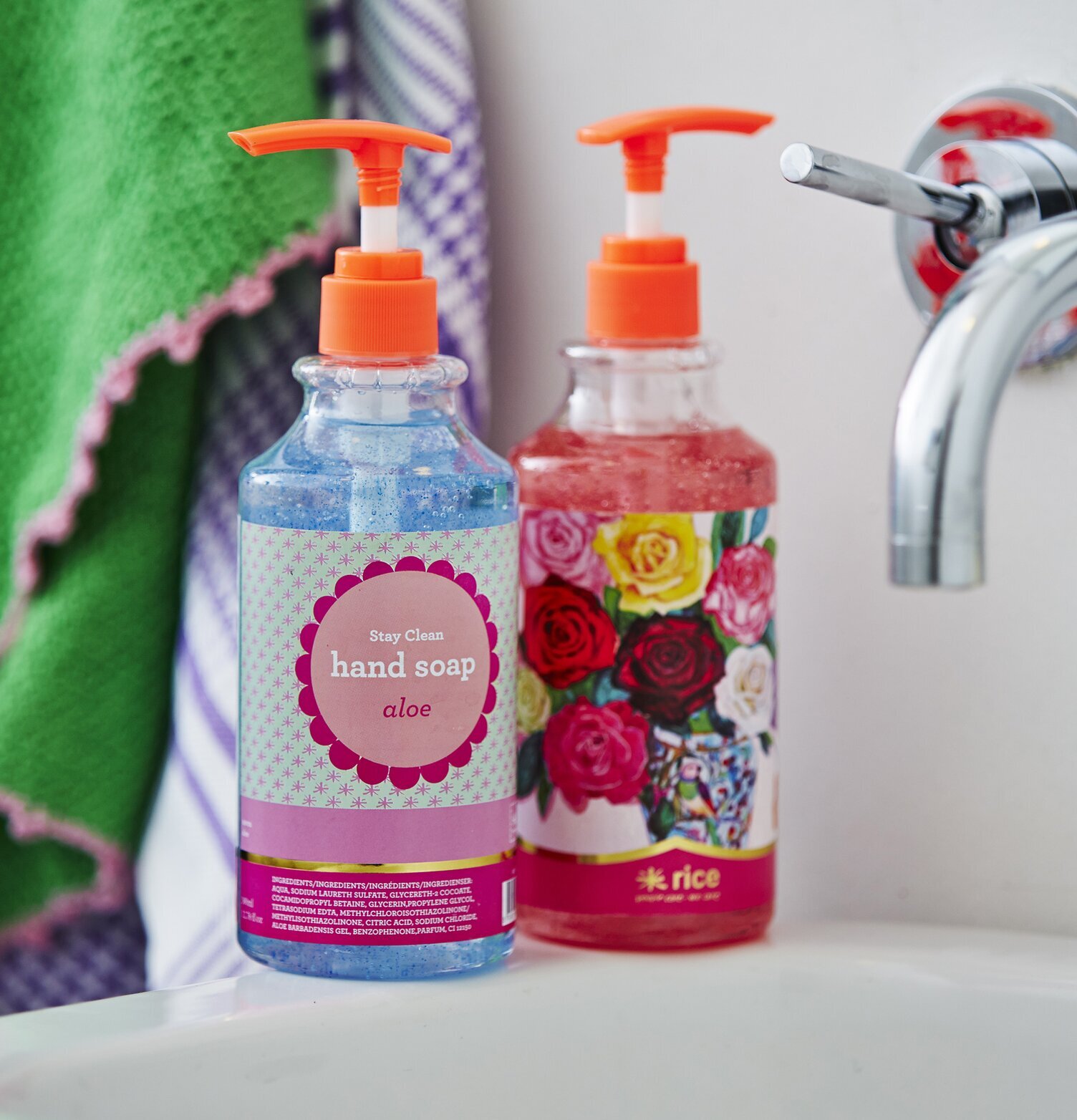 Bild av livfullt badrum med färgglada handtvålar