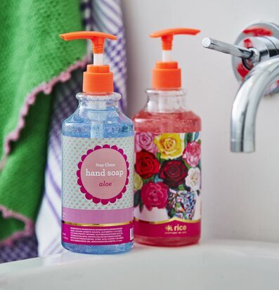 Bild av livfullt badrum med färgglada handtvålar