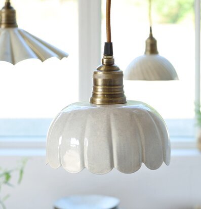 Foto av hängande fönsterlampa i creme med mässing