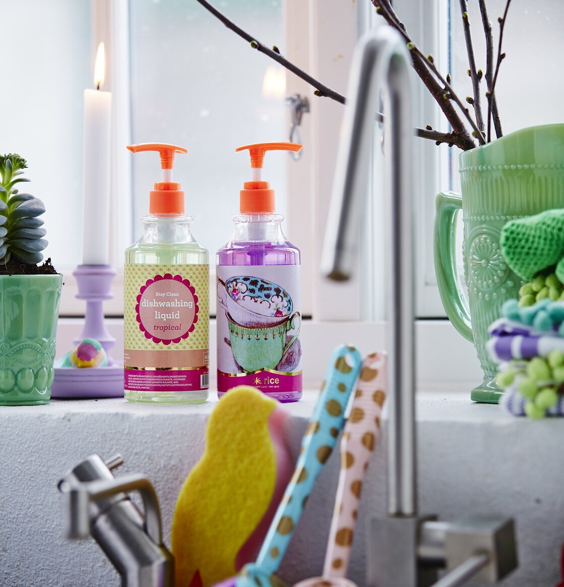 Diskmedel Lavendel från Rice på fönsterbräda i stilrent kök