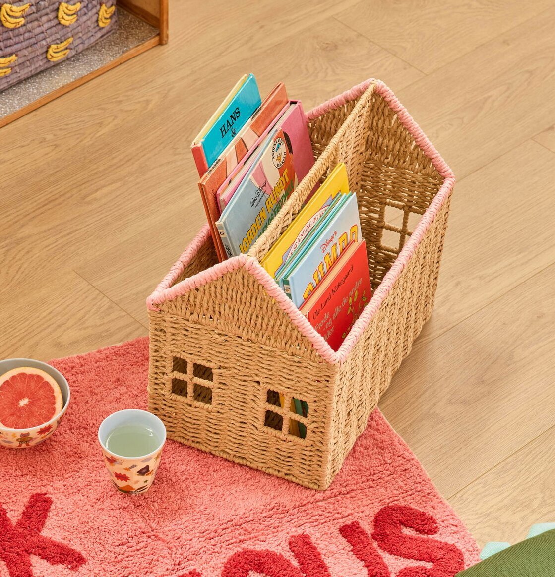 Foto: Flätad bok- och tidningsförvaring som husformad