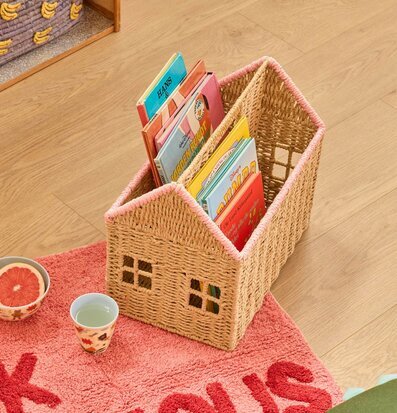 Foto: Flätad bok- och tidningsförvaring som husformad