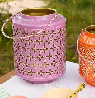 Foto: Lila metalllanterna med perforerat blommönster