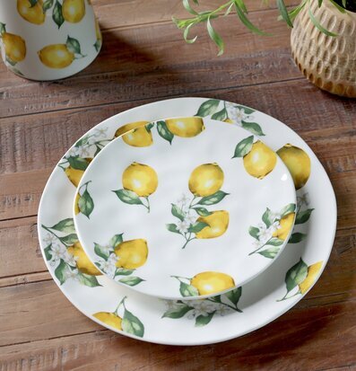 Foto: Assiett och tallrik med citronmönster på träbord