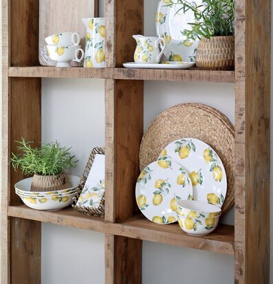 Foto: Rustik trähylla med citronmönstrat porslin