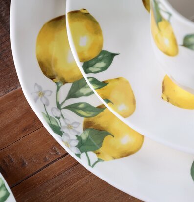 Foto av citronmönstrat porslin på rustikt träbord