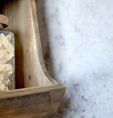 Bild på väggmonterad trähylla i naturträ, detaljfoto