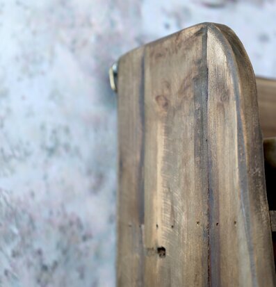 Foto: Närbild av väggmonterad träreol i naturträ