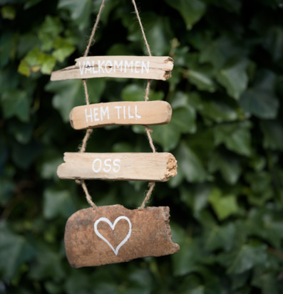 Foto: Hängande drivvedsskylt med välkomsttext