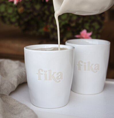 Foto: Fikastund med vita muggar och krämig dryck